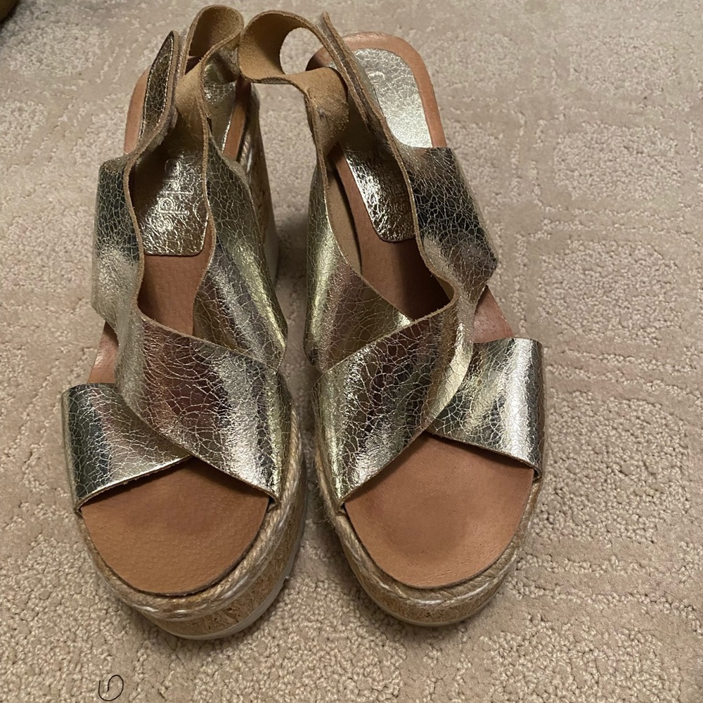 Women’s Cordani size 38 criss cross sling back shoe